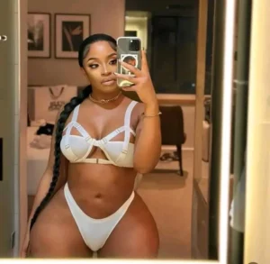Cindy makhathini shows her pussy from the back. We have seen a lot of cindy makhathini’s naked videos this week and last week someone indicated that she was selling her pussy for cash